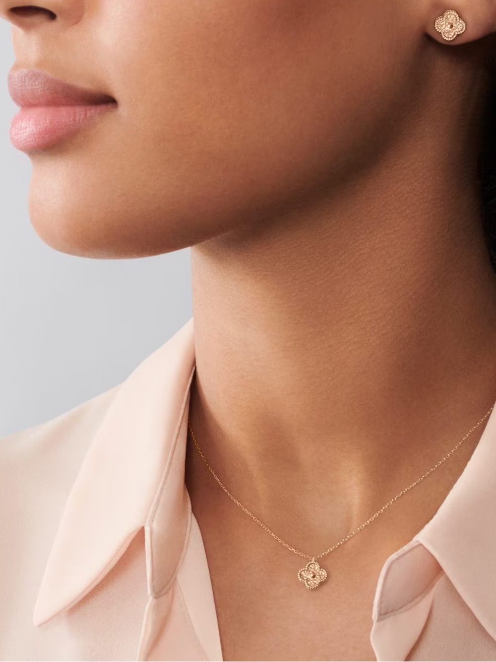 Sweet Alhambra pendant, textured 18K rose gold.